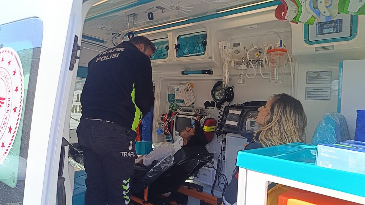 Otomobilin çarptığı motosiklet sürücüsü yaralandı