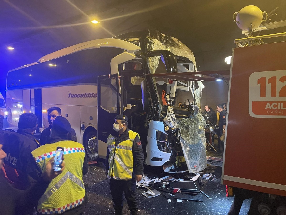 Zincirleme trafik kazası: 1 ölü, 6 yaralı