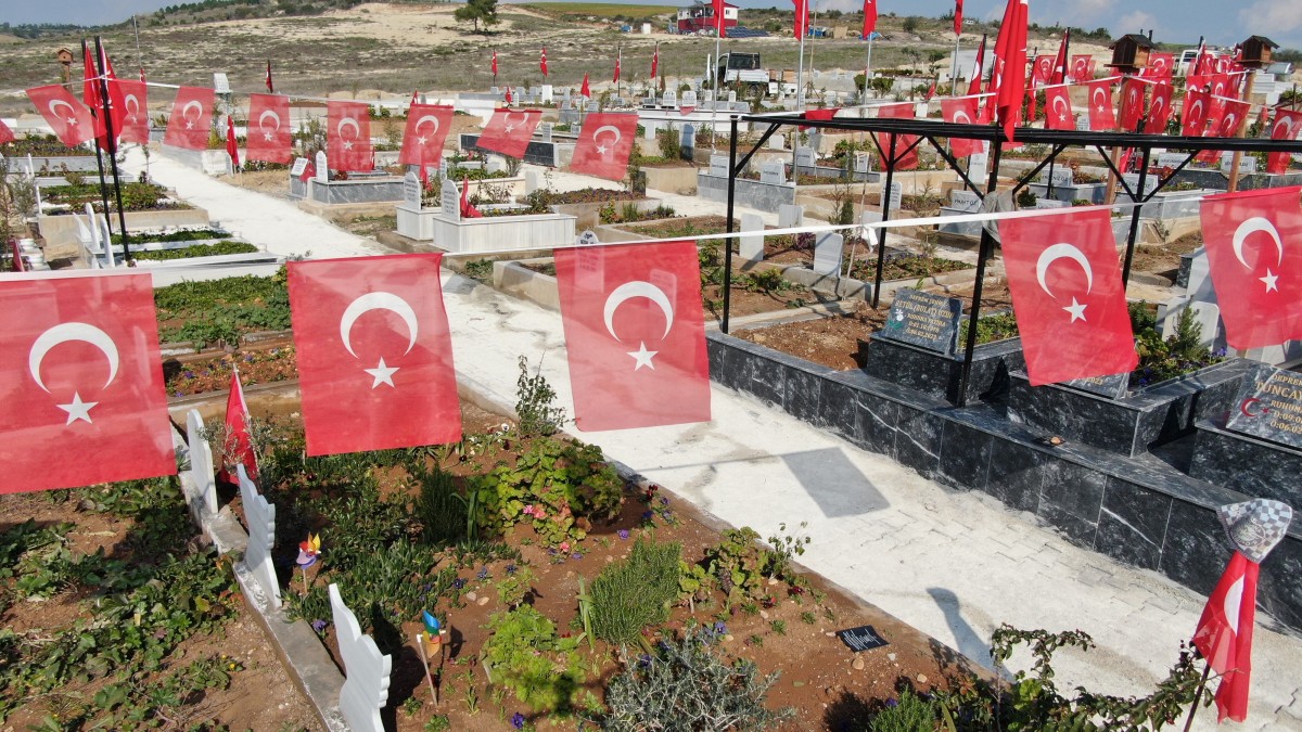 Deprem mezarlığı Türk bayrakları ile donatıldı