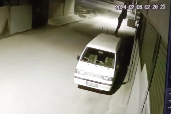 Park halindeki minibüsün camını kırıp hırsızlık yaptı