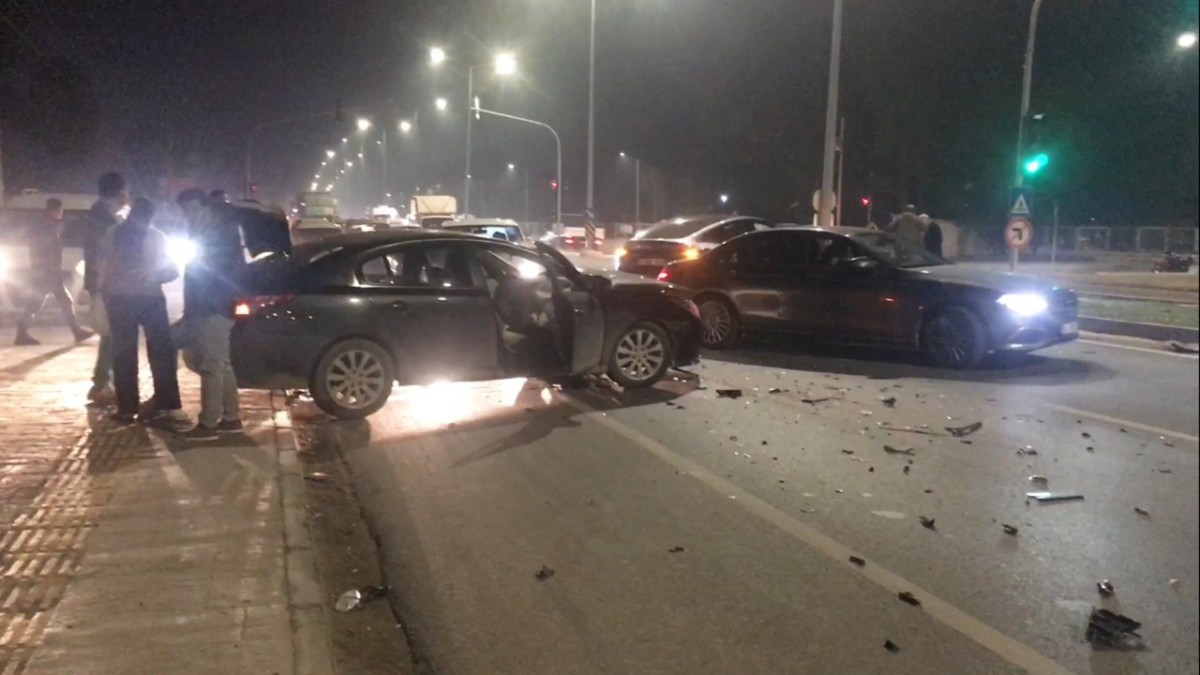 Otomobiller çarpıştı: 3 yaralı