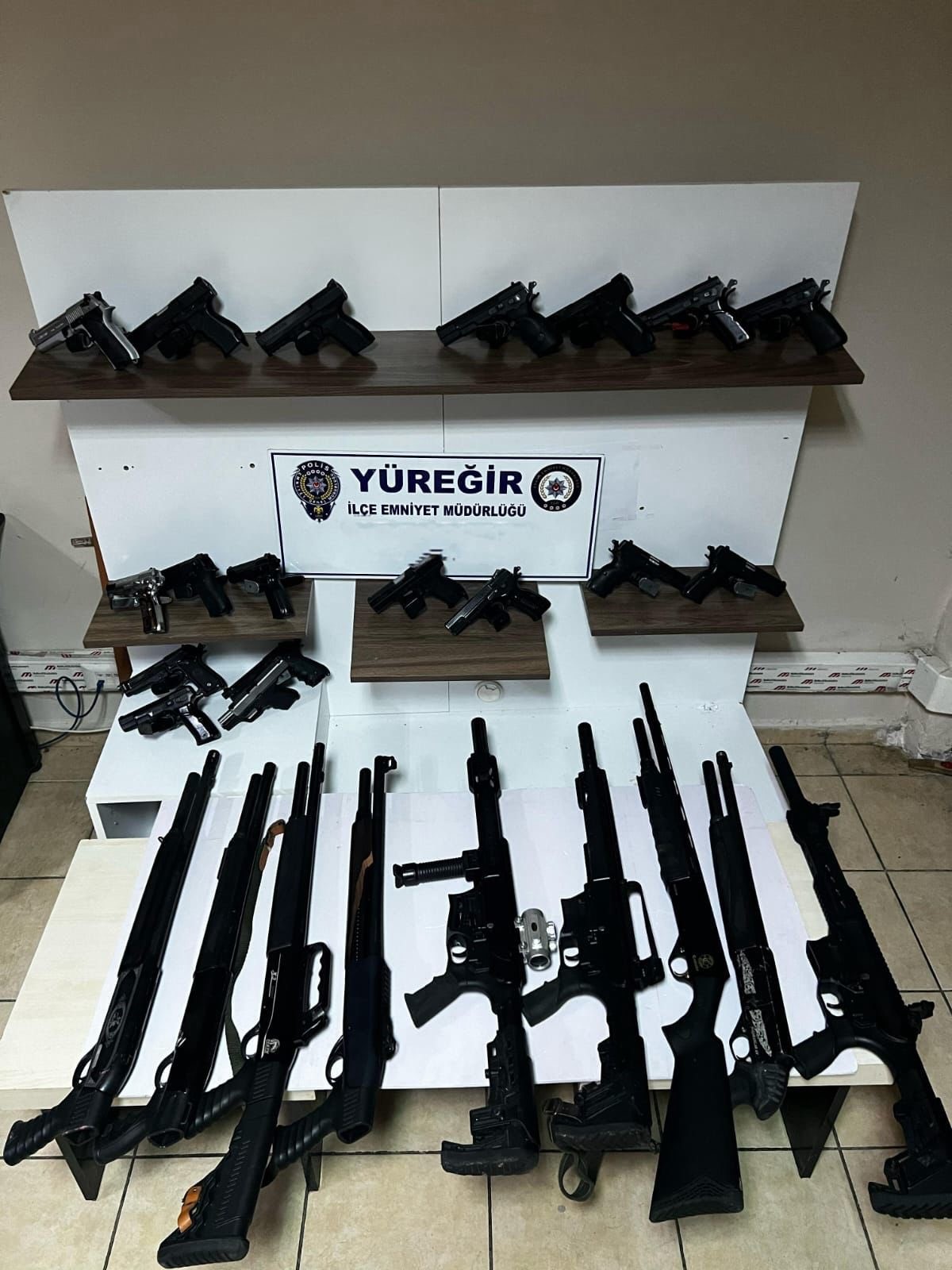  Ruhsatsız silah ele geçirdi