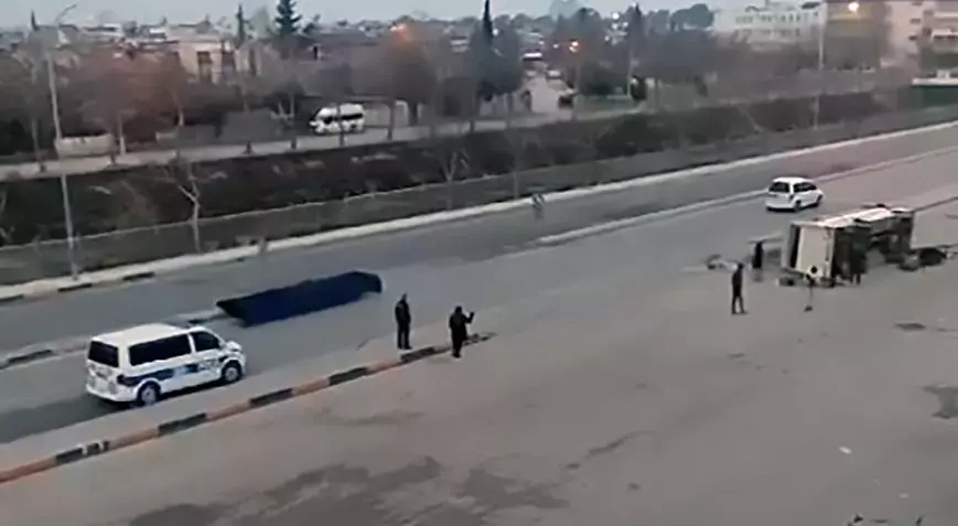 Tarım işçilerini taşıyan midibüs devrildi
