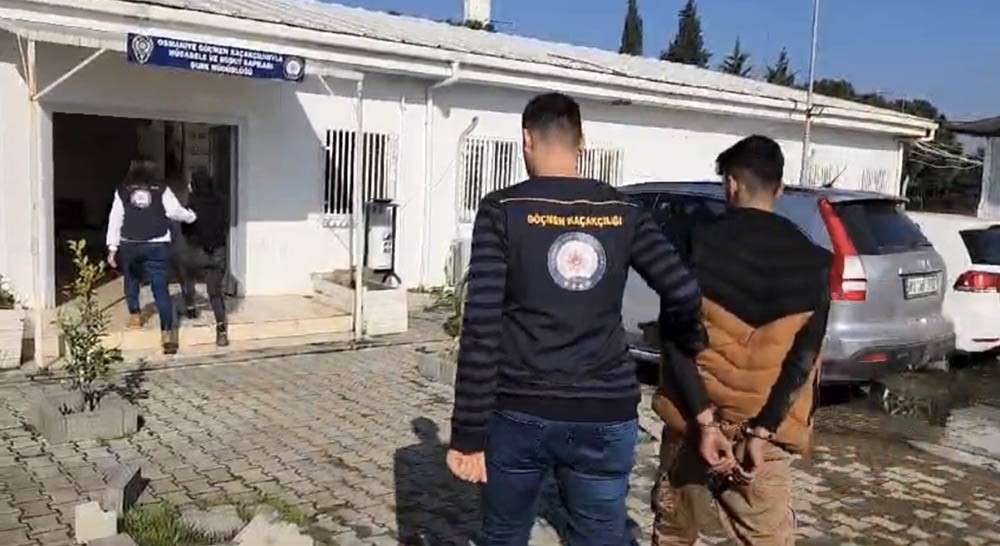 Kaçak göçmen taşıyan sürücü, aracı polisin üzerine sürdü