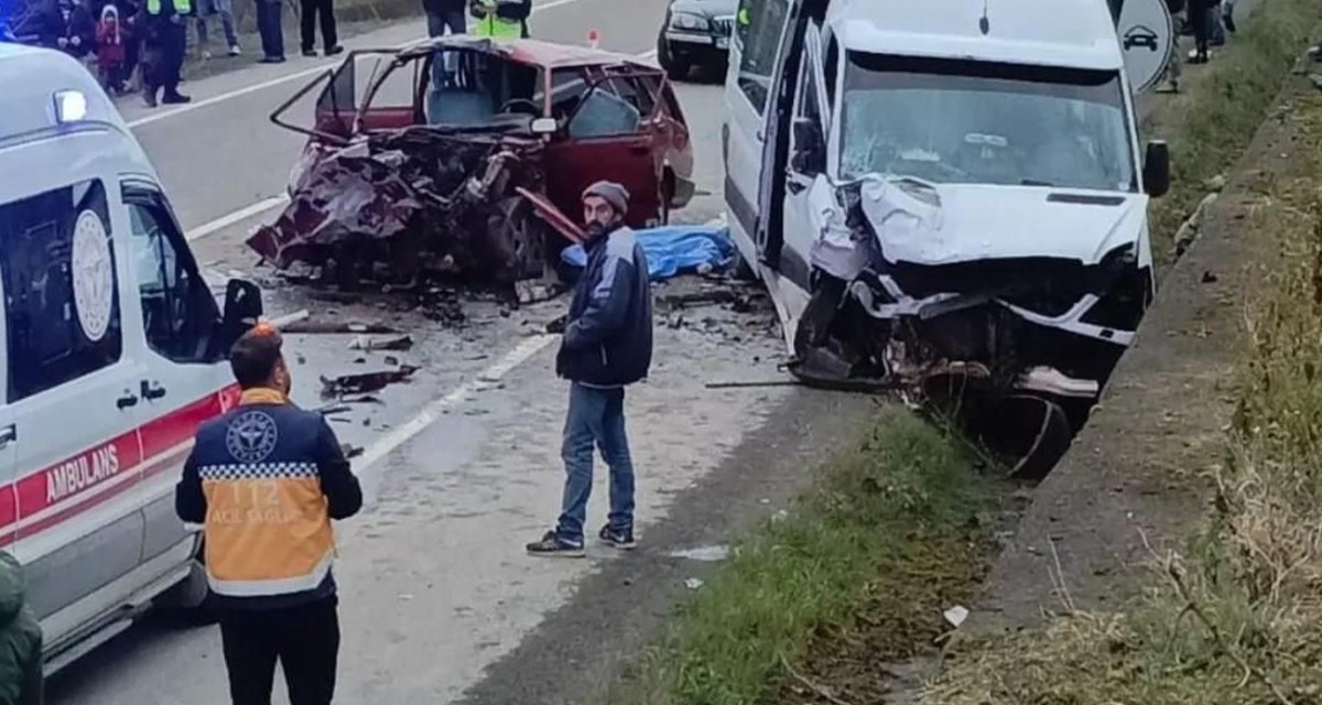 Otomobil ile minibüs çarpıştı: 2 ölü, 1 yaralı
