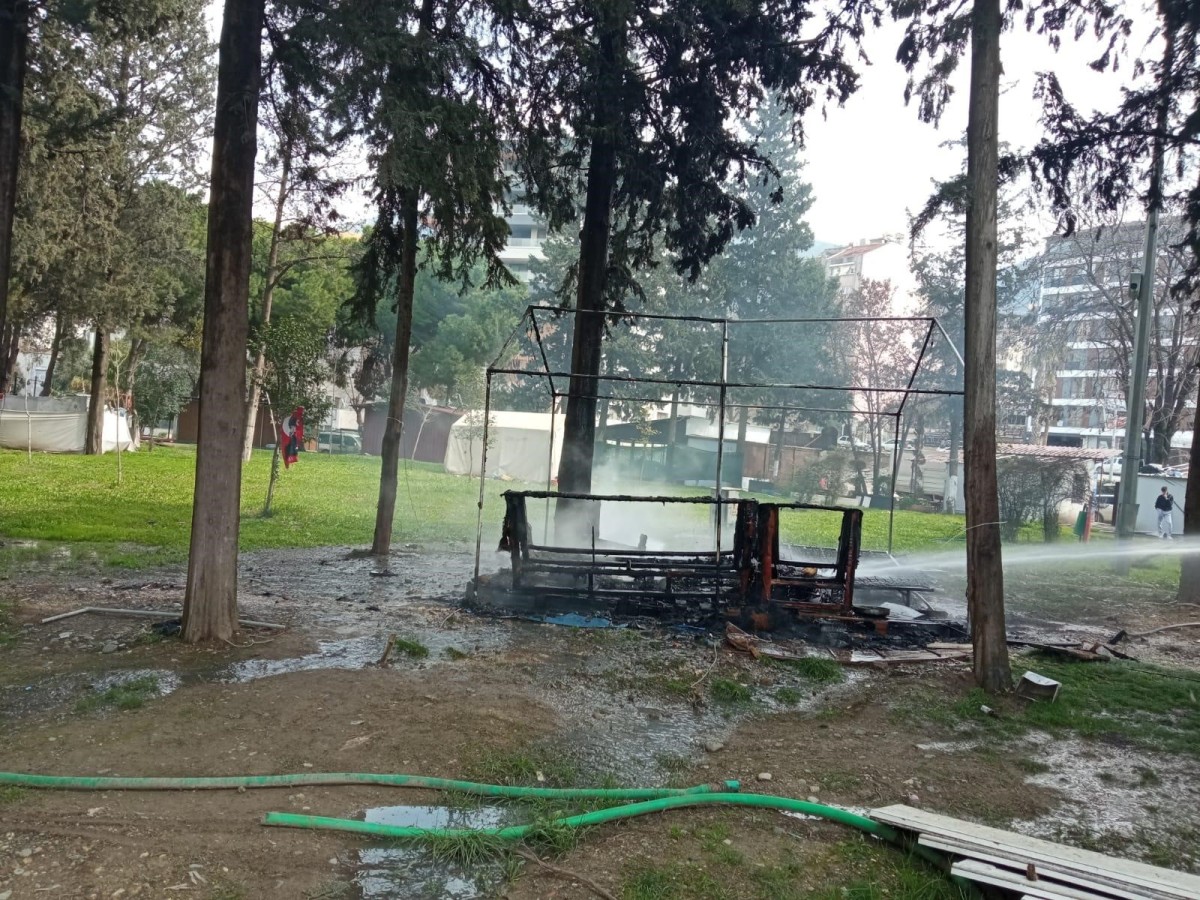Yanan çadır kül oldu