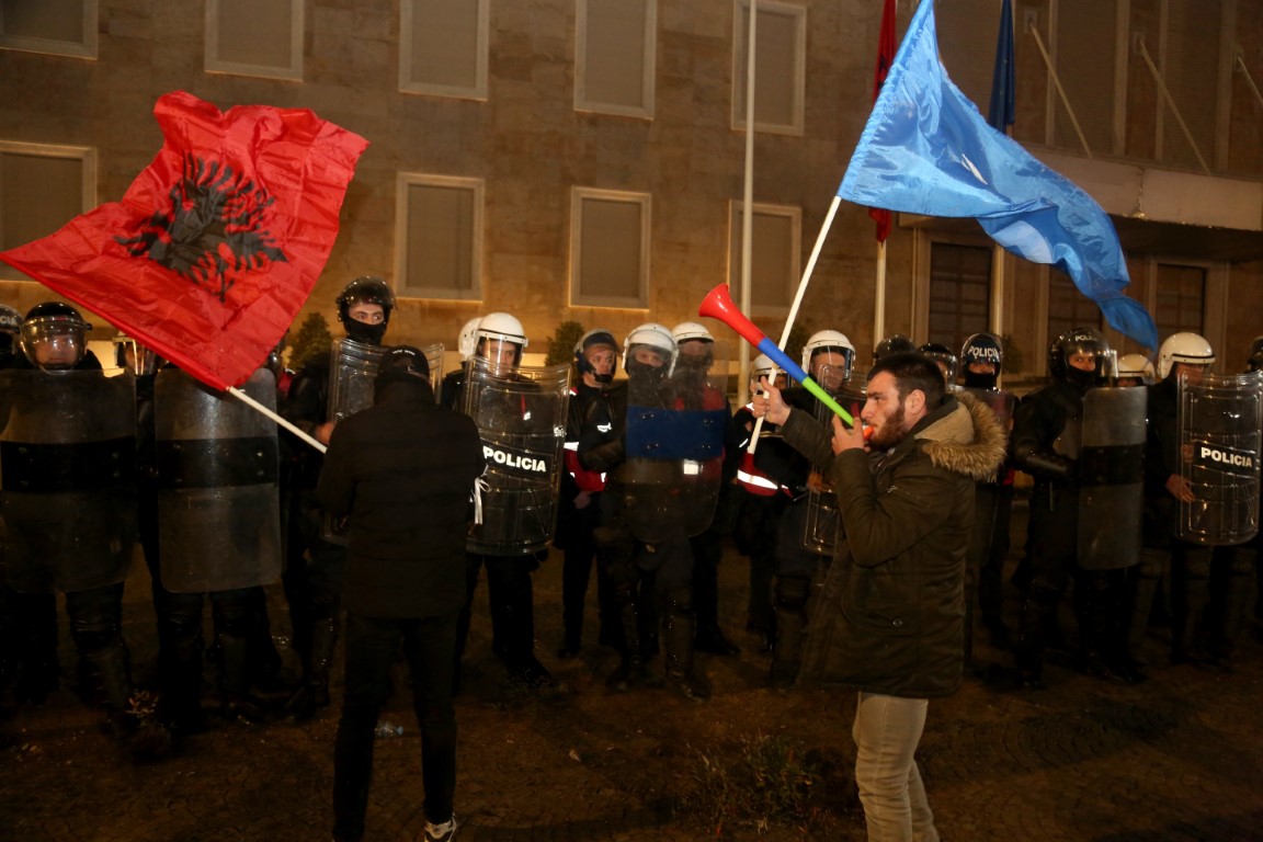 Hükümet binasına molotof kokteylli saldırı