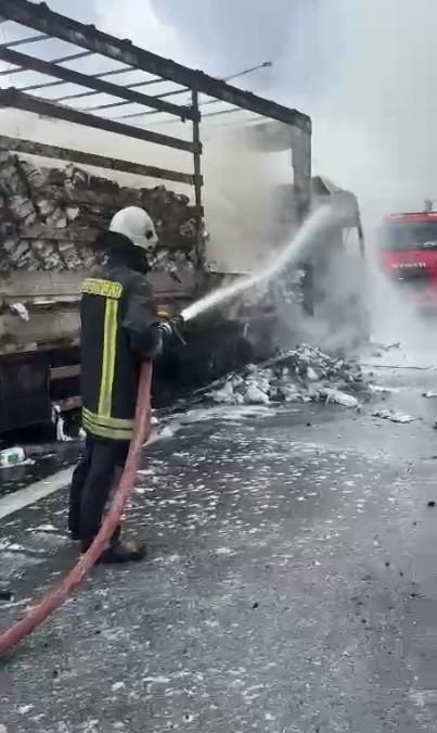 Peçete yüklü tır yandı