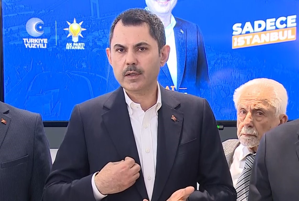 Cumhur İttifakı Adayı Murat Kurum’un afişleri teker teker toplatıldı