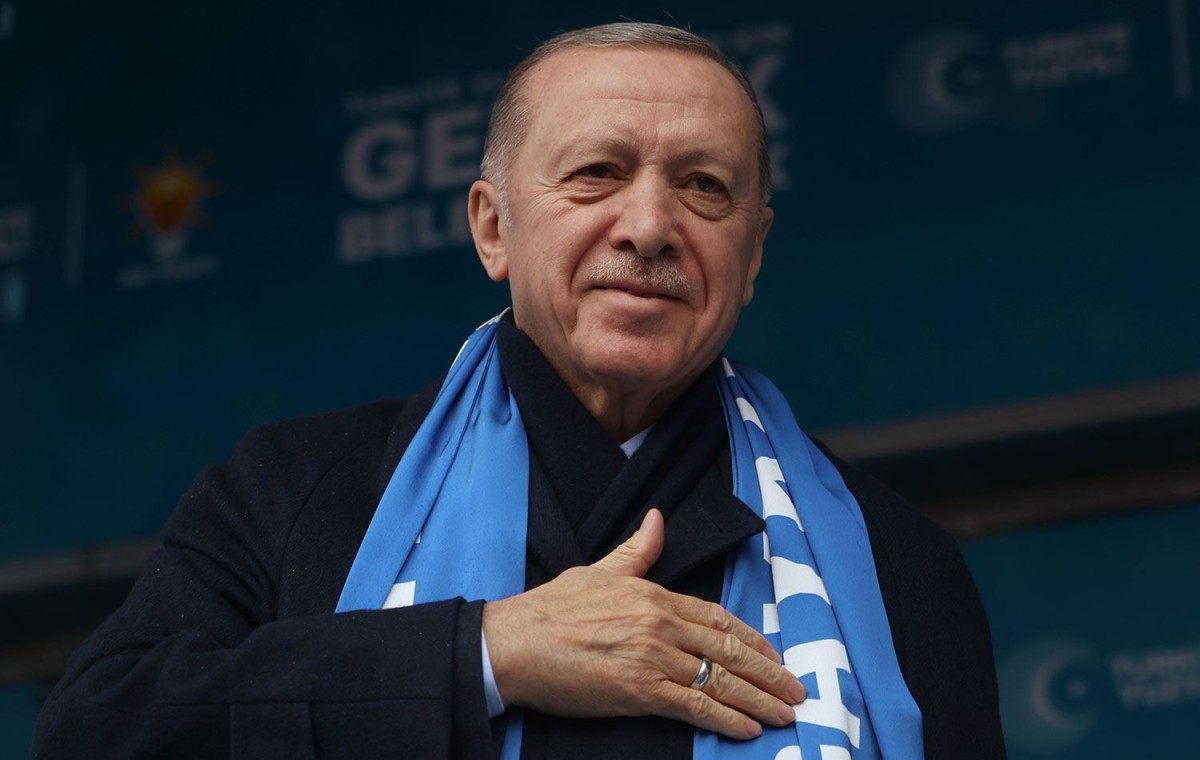 Erdoğan, keman çalan öğrenciyle türkü söyledi