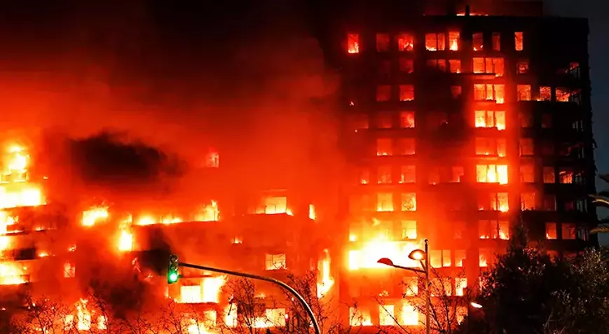 İspanya’da 14 katlı binada yangın: 7 yaralı