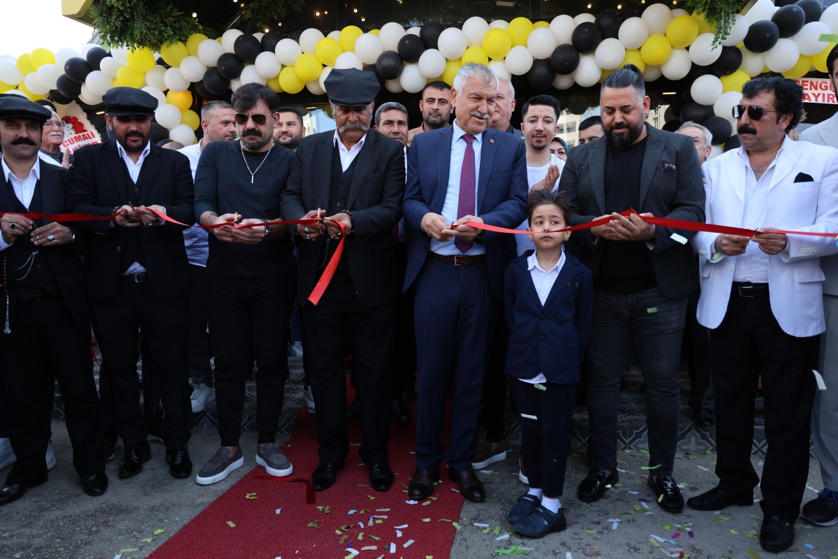 Kebapçı açılışında izdiham