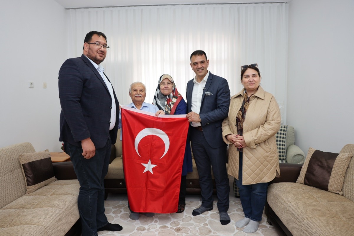 Alper Gezeravcı’nın ailesine Türk bayrağı hediye edildi
