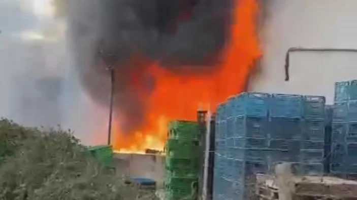 Babasının iş yerini ateşe verdi