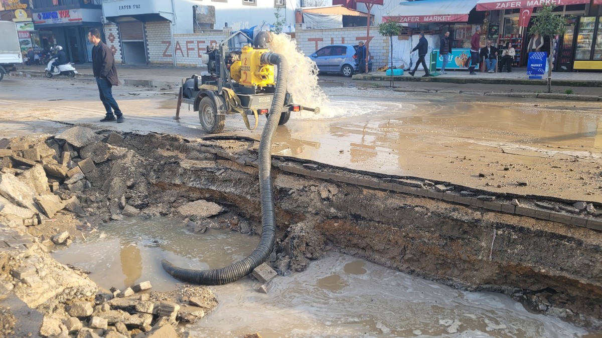 Su borusu patladı, yollar nehre döndü