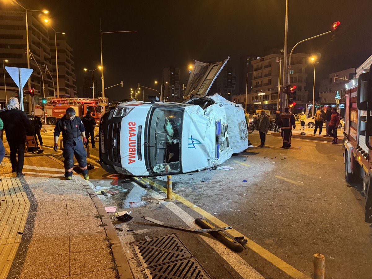 Ambulans ile otomobil çarpıştı: 1'i ağır 7 yaralı