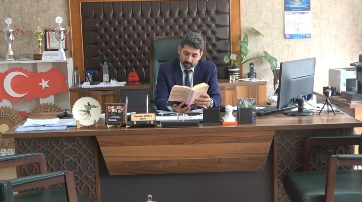 12 üniversite bitirdi, 4 üniversite okuyor