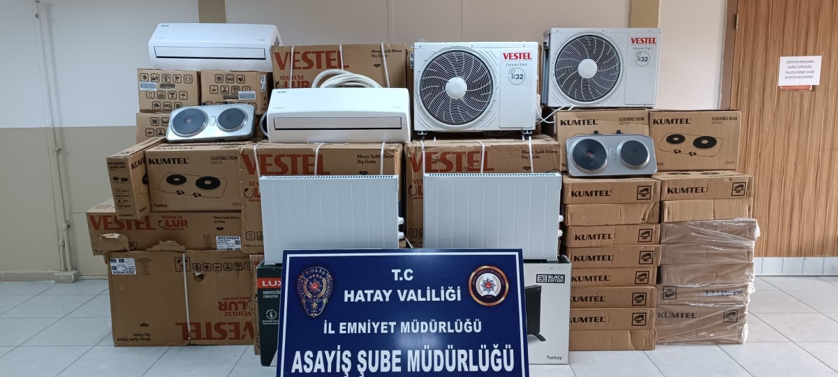 Depremzedelere ait eşyaları çaldılar