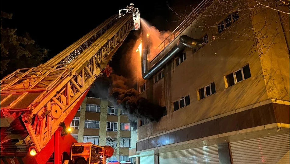 4 katlı bina alev alev yandı