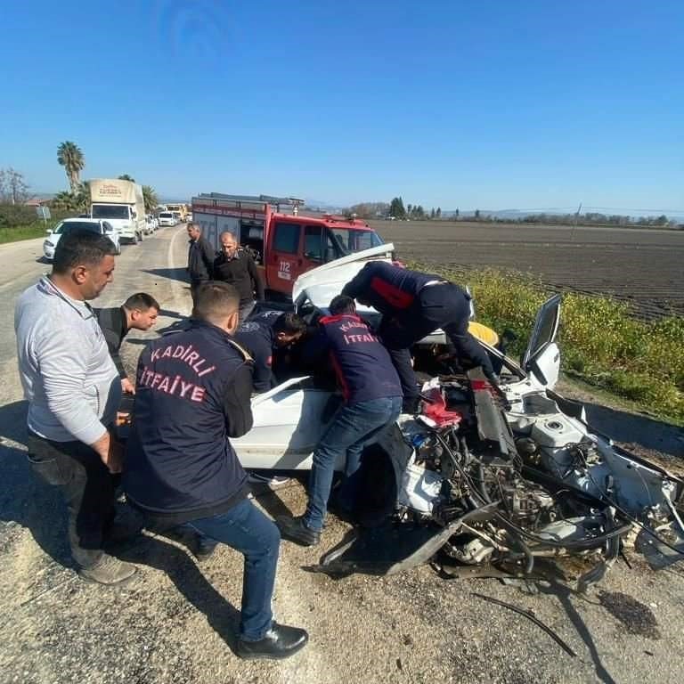Minibüs ile otomobil çarpıştı:2 yaralı