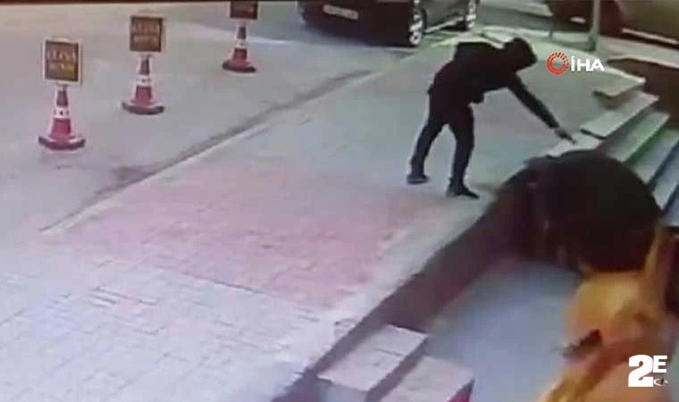 Esnaf, dükkanın camlarını silerken silahlı saldırıya uğradı