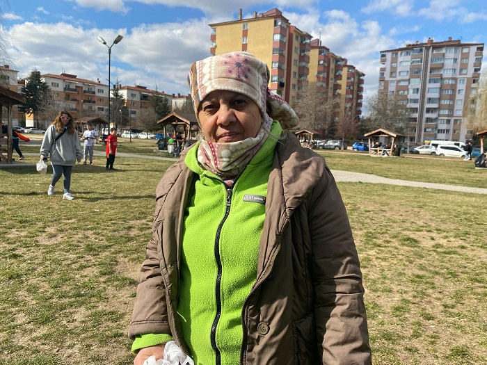 22 yıldır sokak hayvanlarını besliyor