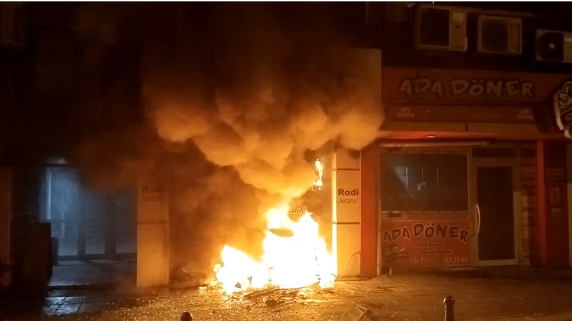 Kundaklanan dükkan küle döndü