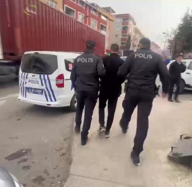 Bebeğini birinci kattan attı
