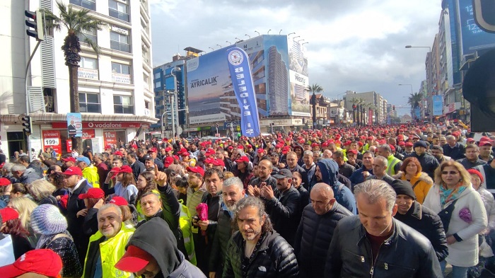 Yüzlerce belediye işçisi sokağa indi