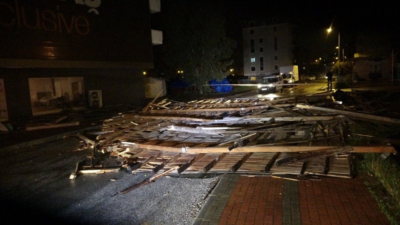 Hortum iş yerinin çatısını uçurdu, yolu kapattı