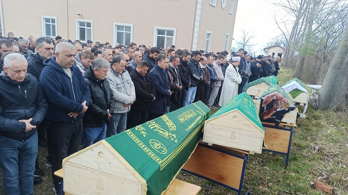 Kazada ölen 5 kişilik aile toprağa verildi