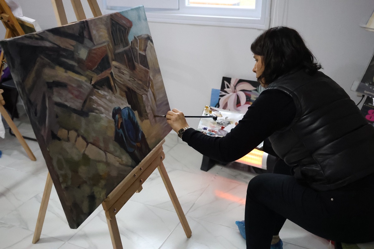  Paleti eline alan afetzede kadınlar, deprem psikolojisini resim çizerek atlatıyor