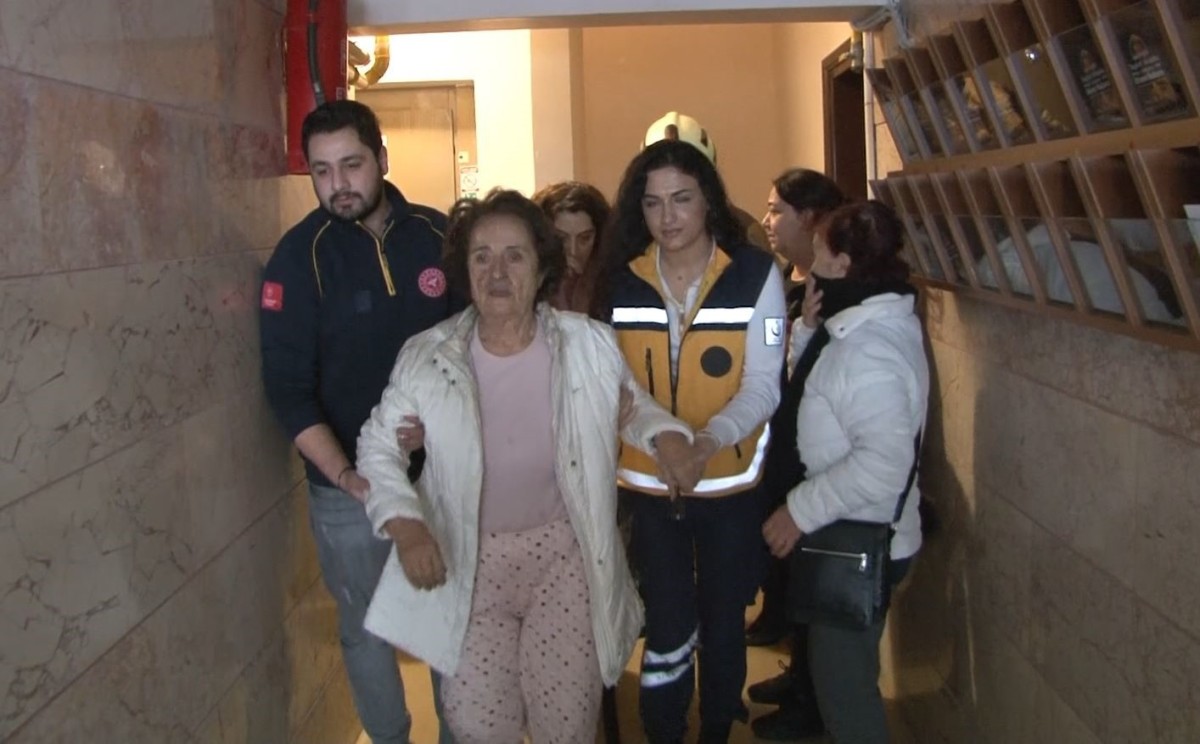 Alzaymır hastası kadın yemek pişirmek isteyince yangın çıktı