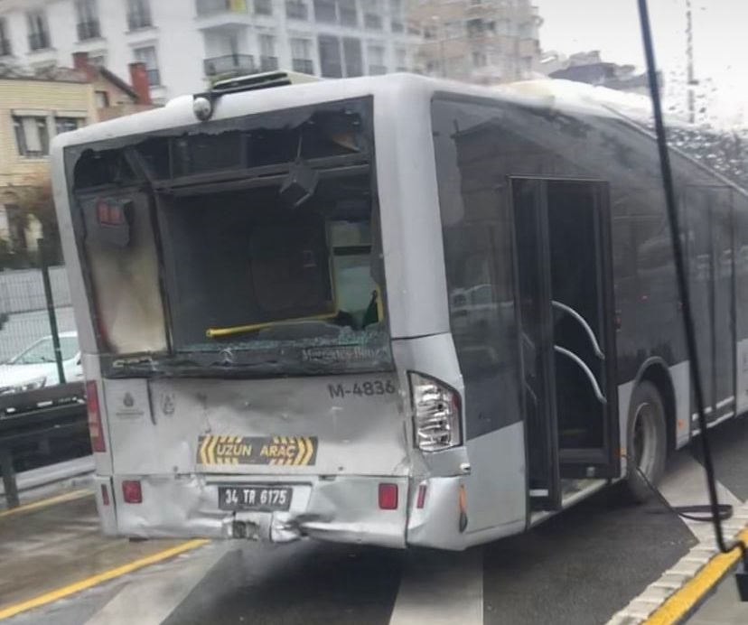 Avcılar’da iki metrobüs çarpıştı: 5 yaralı