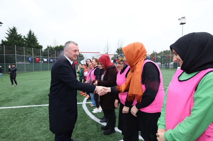 Anneler ve kızları futbol maçında karşı karşıya