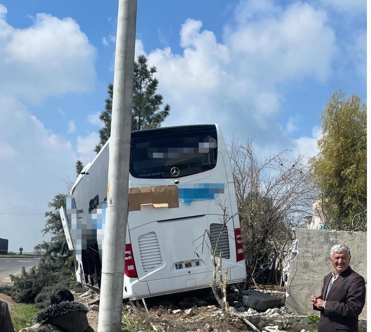 Yolcu otobüsü bir evin bahçesine girdi