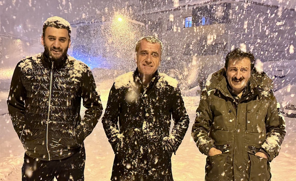 Yüksekova’da lapa lapa kar yağışı