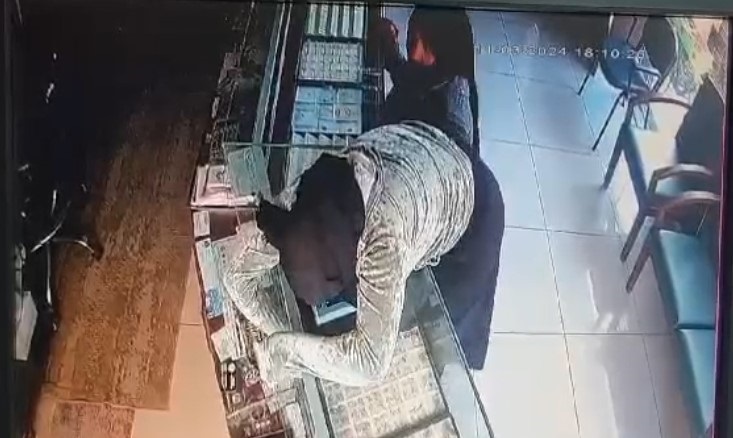 MERSİN'DE KUYUMCUDA HIRSIZLIK ANI