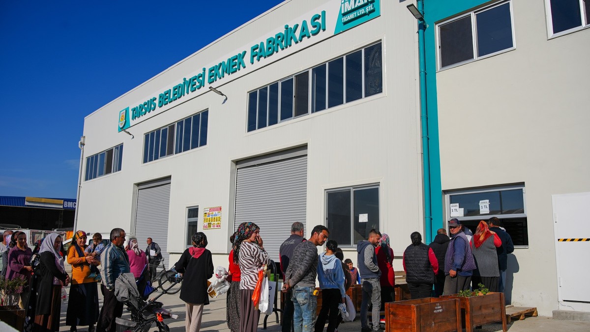 RAMAZANDA TARSUSLULAR EKMEĞİ 1 LİRADAN ALDI