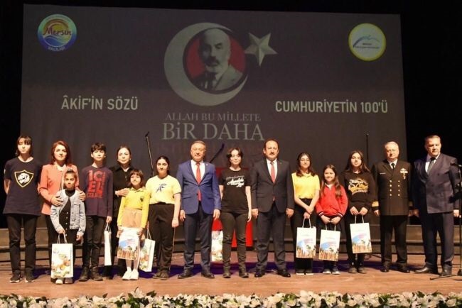 MERSİN’DE İSTİKLAL MARŞI COŞKUSU