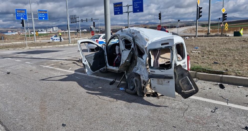 Tır ile araç çarpıştı: 1 yaralı