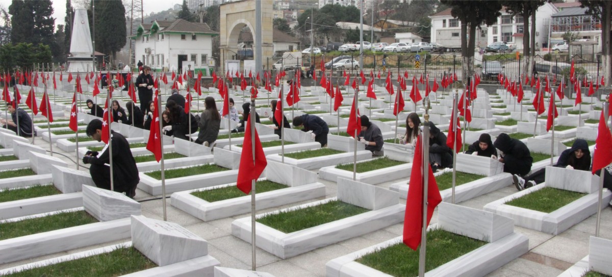 DEFORMA OLAN TAŞLARI TEK TEK BOYUYORLAR