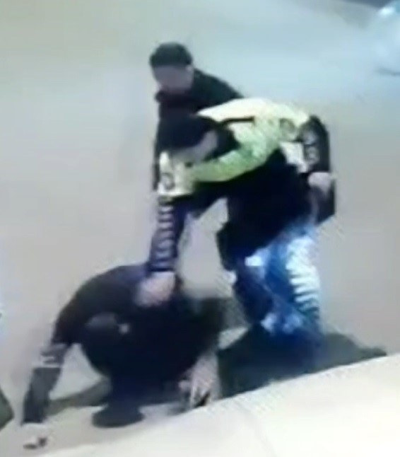 ‘Dur’ ihtarına uymayan ehliyetsiz sürücü, polis tarafından darp edildi