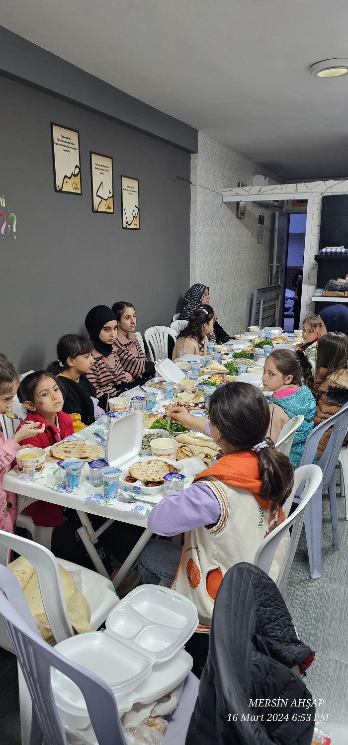 Çocuklar iftar yemeğinde buluştu 