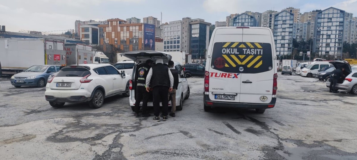 Okul servisi şoförünün yaşadığı korku dolu anlar kamerada: “Arabada çocuk var”
