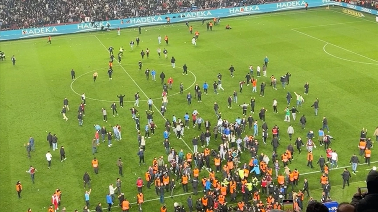 Trabzonspor - Fenerbahçe maçında yaşanan olaylarla ilgili 12 kişi gözaltına alındı