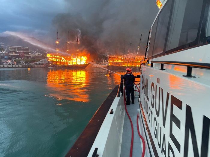 Alanya’da alev alev yanan tur tekneleriyle ilgili adli soruşturma başlatıldı