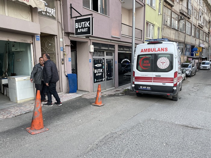 3'üncü kattan düşen bebeği tente kurtardı