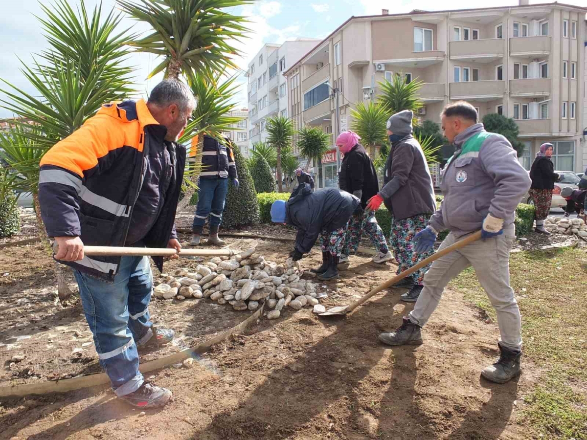 Burhaniye’de Belediye ekipleri bahar mesaisine başladı