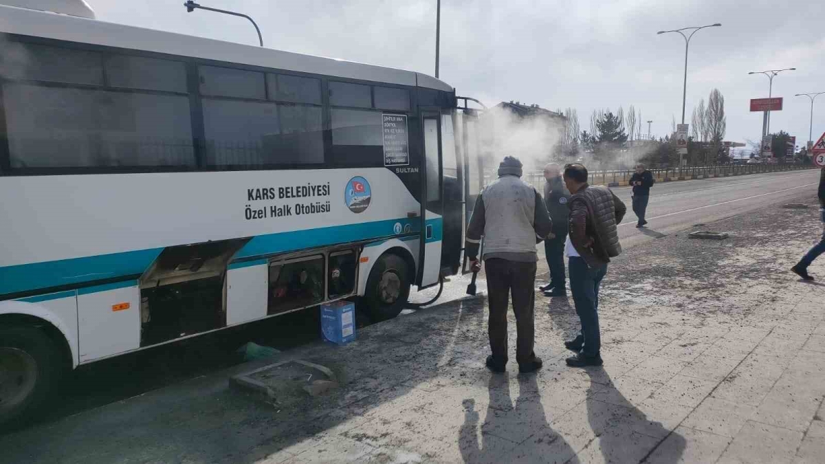 Kars’ta hareket halindeki dolmuş yandı